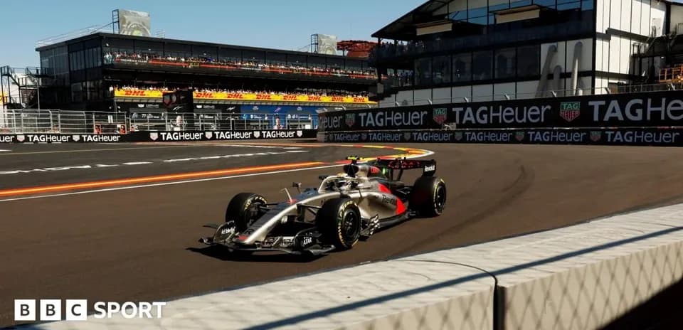 Coche de Fórmula 1 en circuito con tribunas al fondo