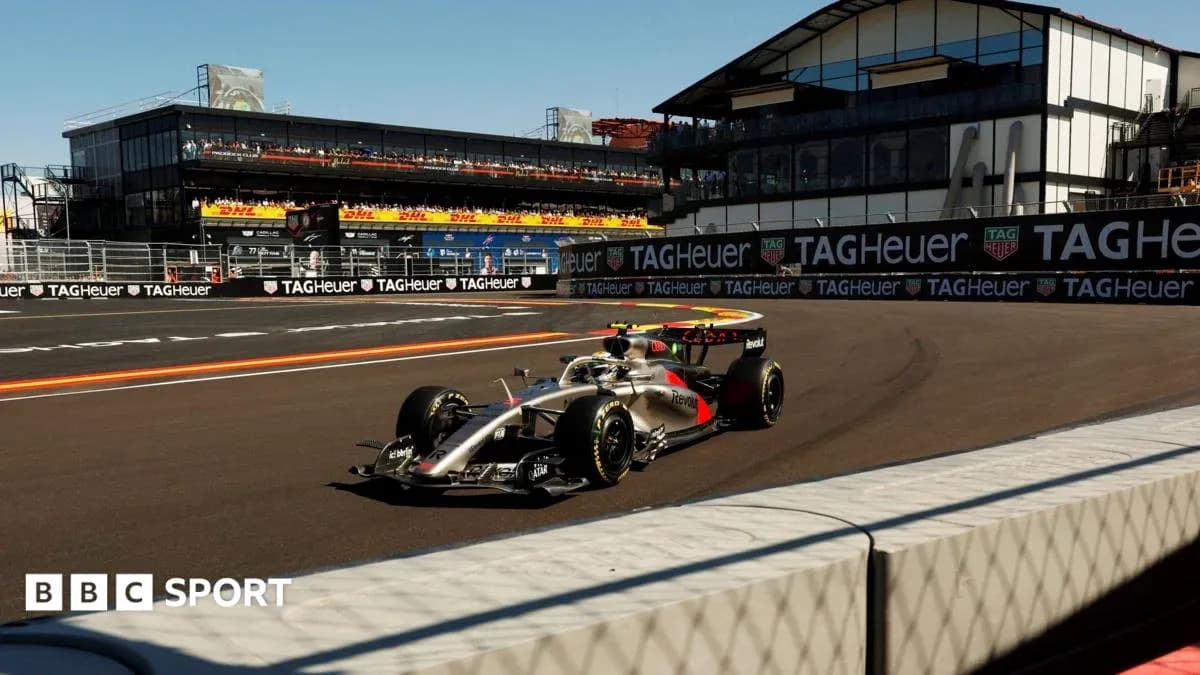 Coche de Fórmula 1 en circuito con tribunas al fondo