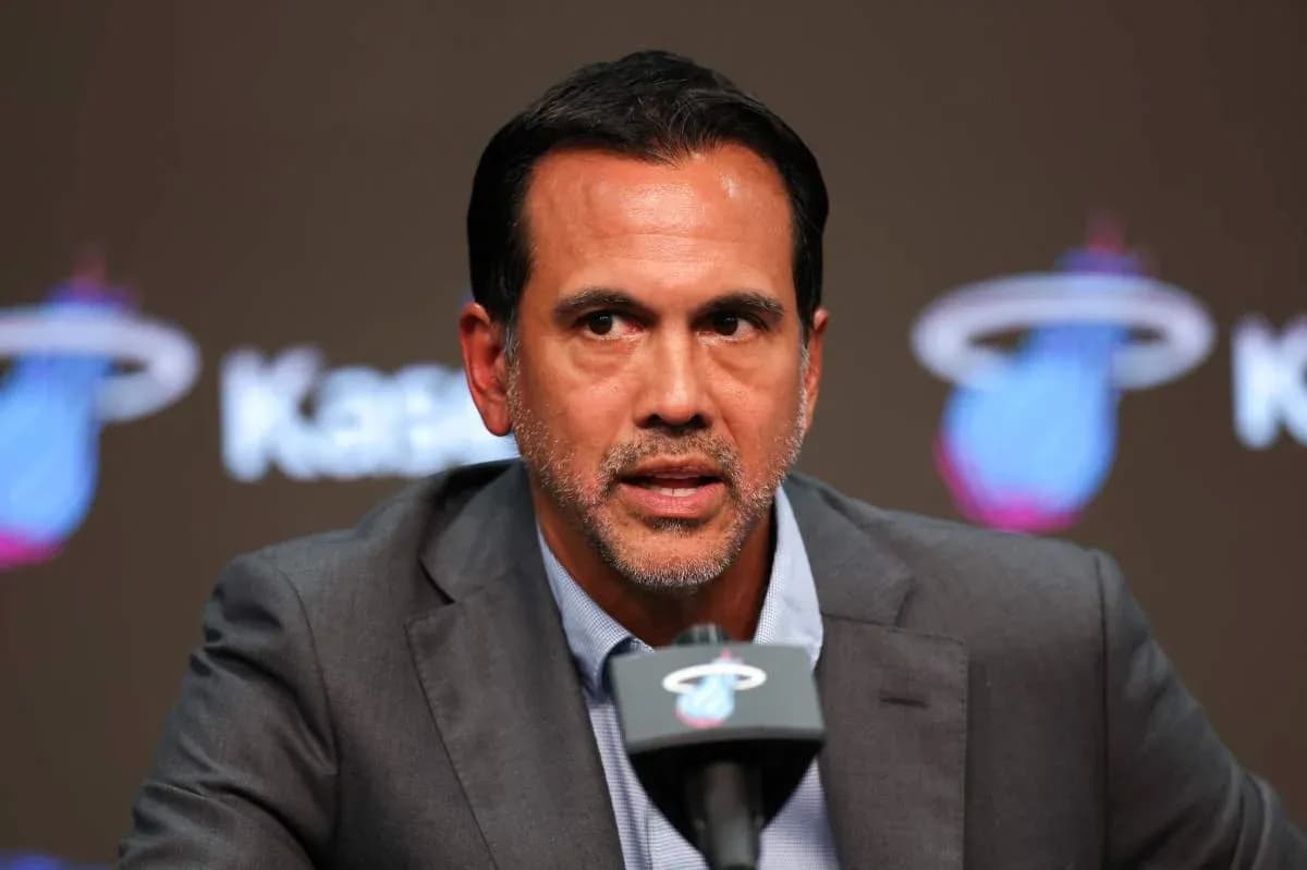 Entrenador hablando en conferencia de prensa