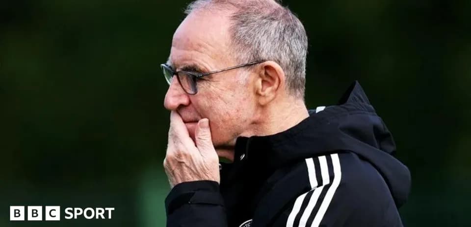 Entrenador pensativo durante la sesión de entrenamiento