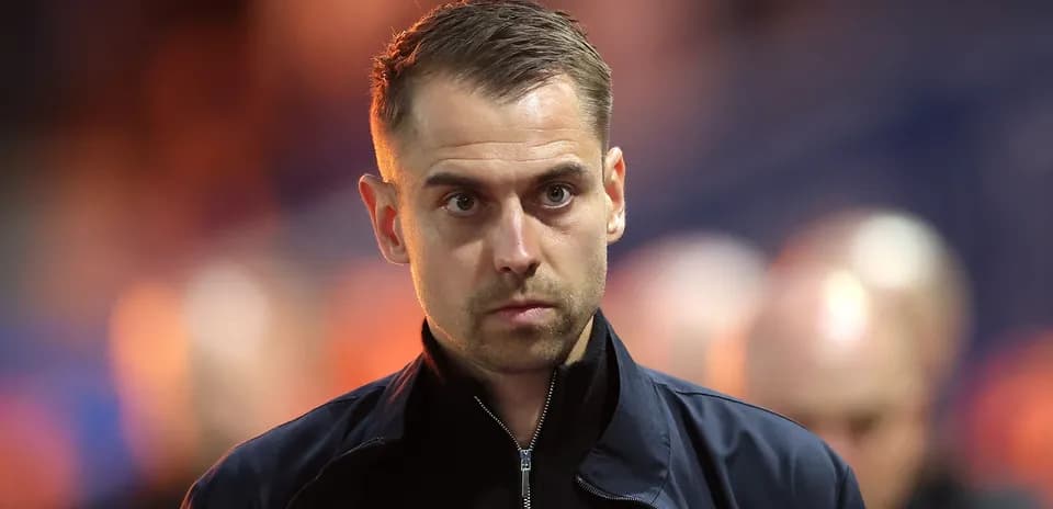 Entrenador observando desde la banda del campo