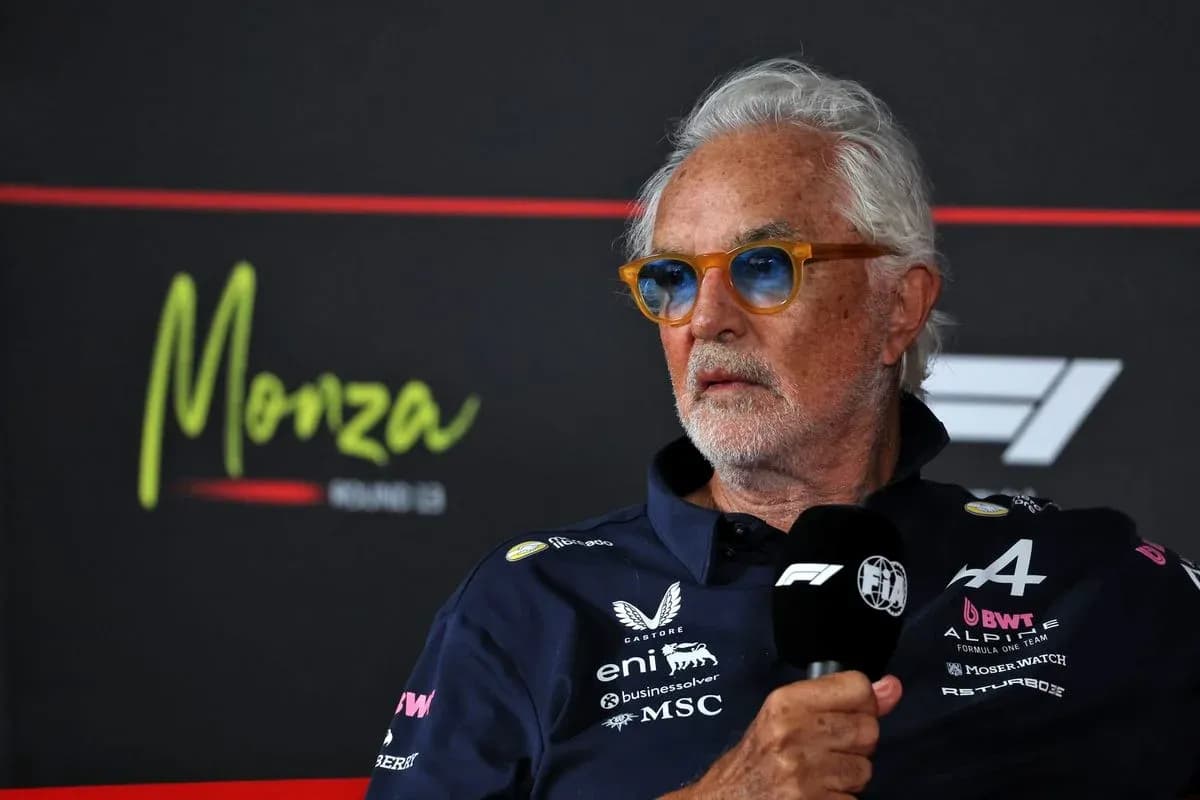 Hombre hablando en conferencia de prensa en Monza