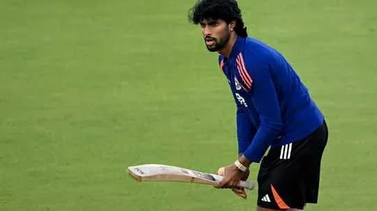 Jugador de cricket practicando con bate en el campo