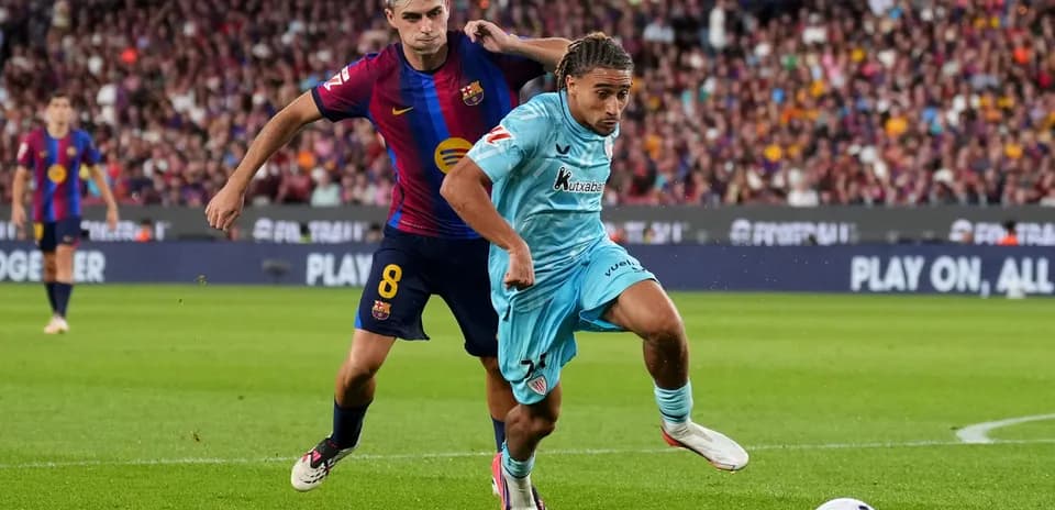 Jugadores de Barcelona y Athletic compitiendo por el balón