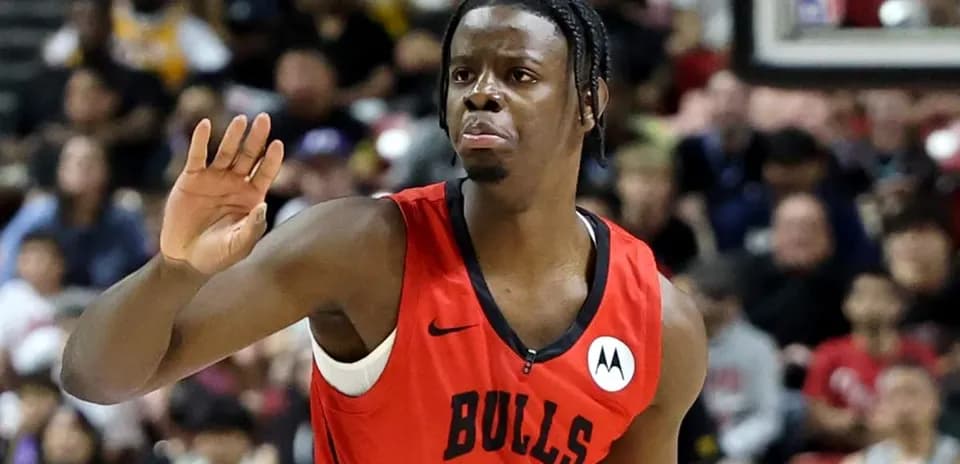 Jugador de los Bulls señalando durante el partido