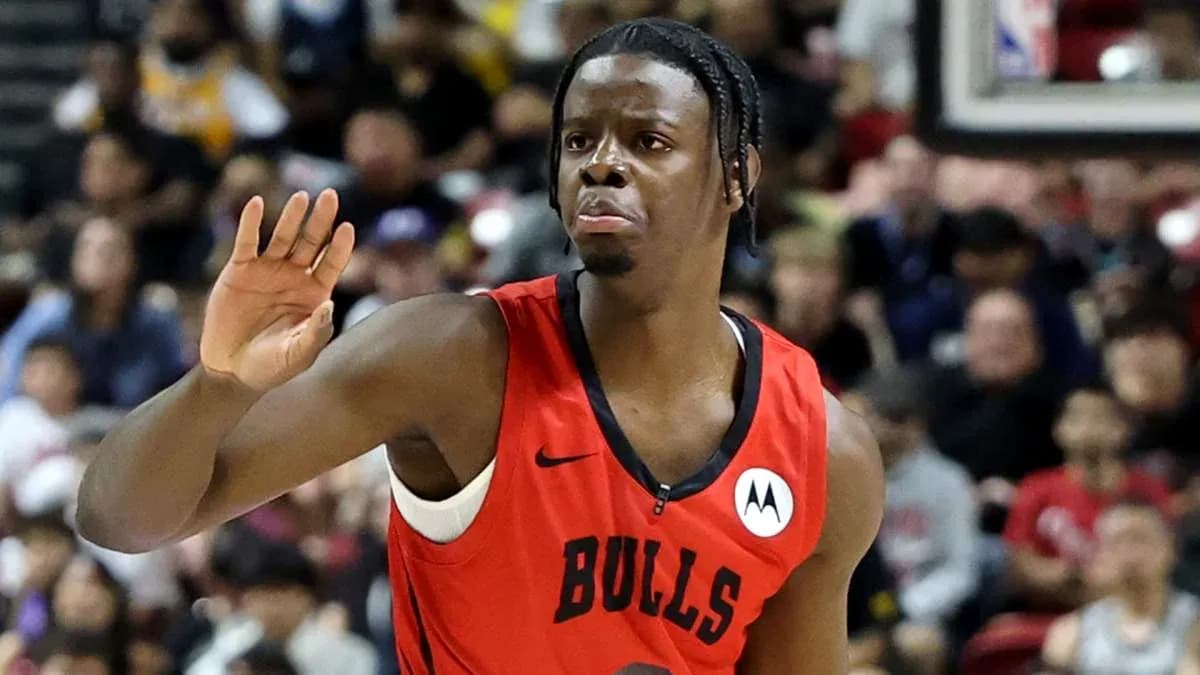 Jugador de los Bulls señalando durante el partido