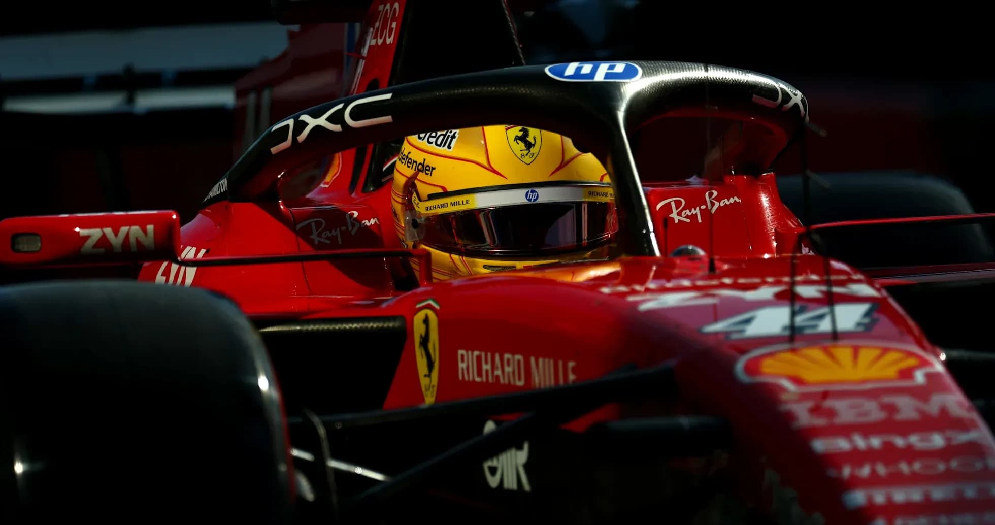 Piloto en coche de Fórmula 1 de Ferrari