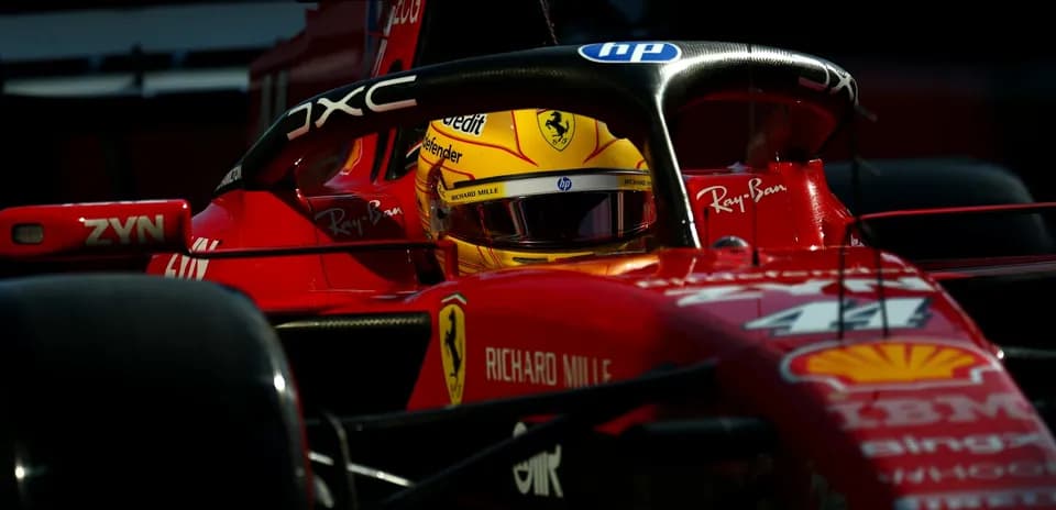 Piloto en coche de Fórmula 1 de Ferrari