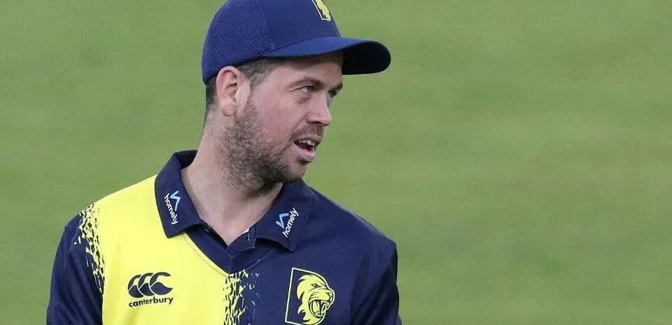 Jugador de cricket con uniforme en el campo