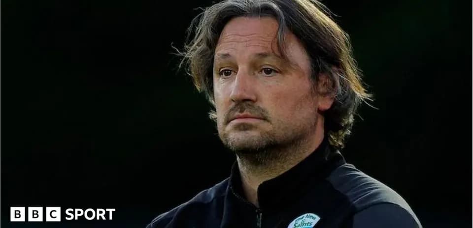 Entrenador observando durante el partido