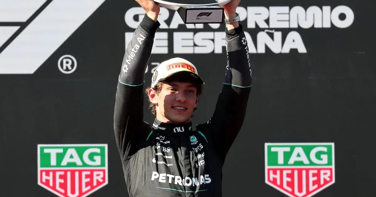 Piloto levantando trofeo en el podio del Gran Premio