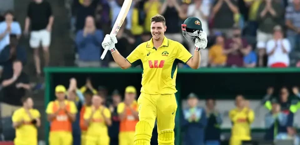 Jugador de cricket levantando bate tras anotación