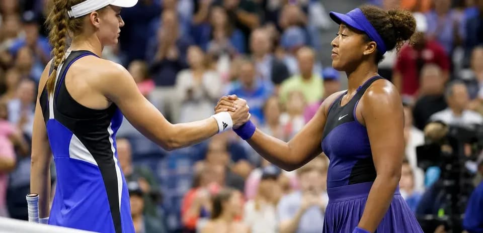 Jugadoras estrechando manos tras el partido de tenis