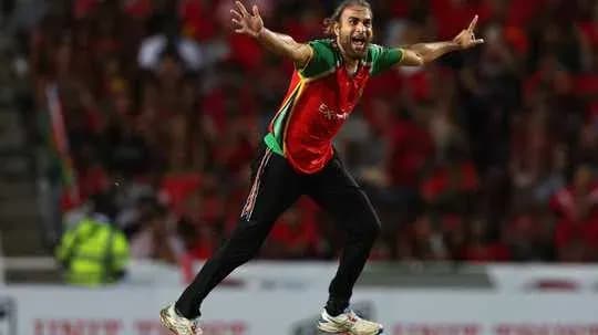 Jugador celebrando un wicket en el partido de cricket