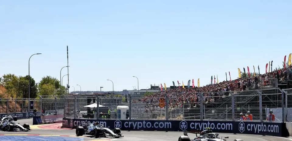 Dos coches de Fórmula 1 en una curva durante la carrera