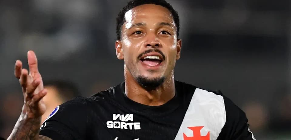 Jugador celebrando con la mano levantada en partido