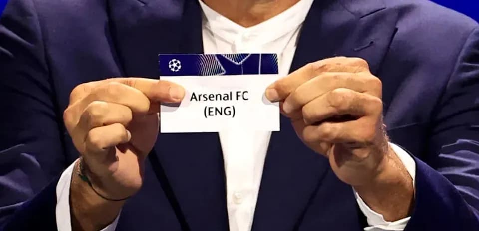 Persona sosteniendo una tarjeta de Arsenal FC