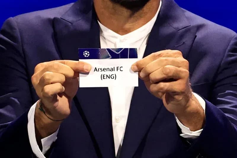 Persona sosteniendo una tarjeta de Arsenal FC