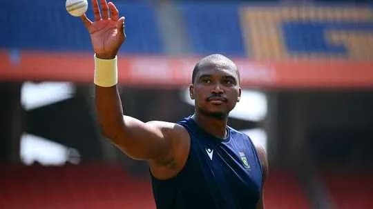 Jugador lanzando una pelota de cricket en entrenamiento