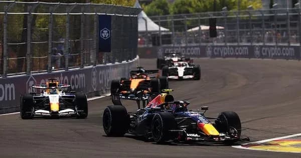 Varios coches de Fórmula 1 compitiendo en una curva