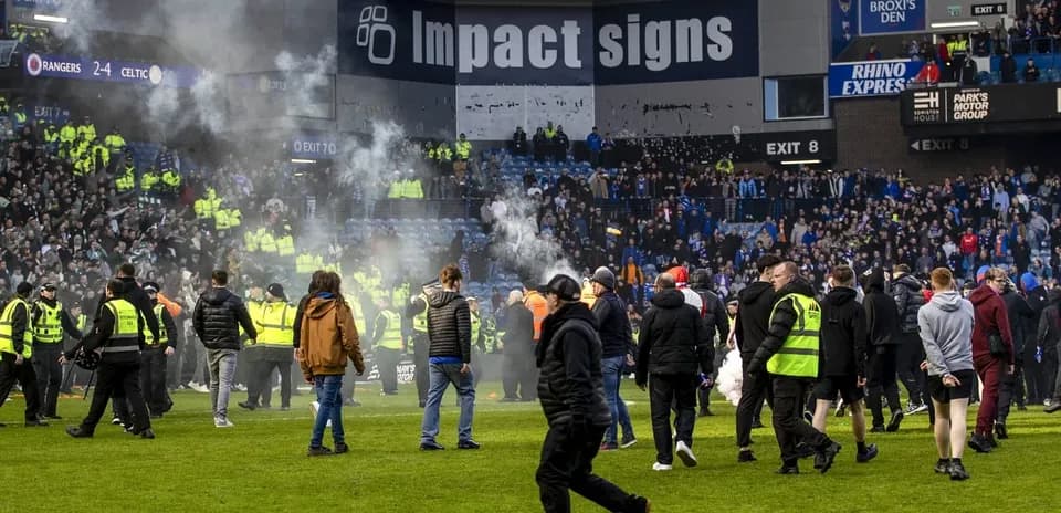 Afloramiento de humo en el campo tras partido
