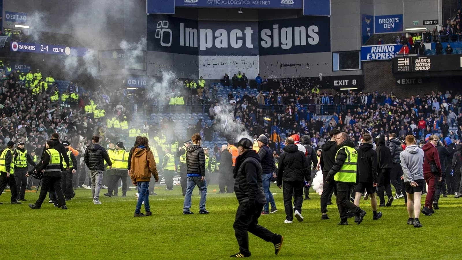 Afloramiento de humo en el campo tras partido