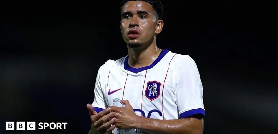 Jugador sosteniendo una botella de agua tras el partido