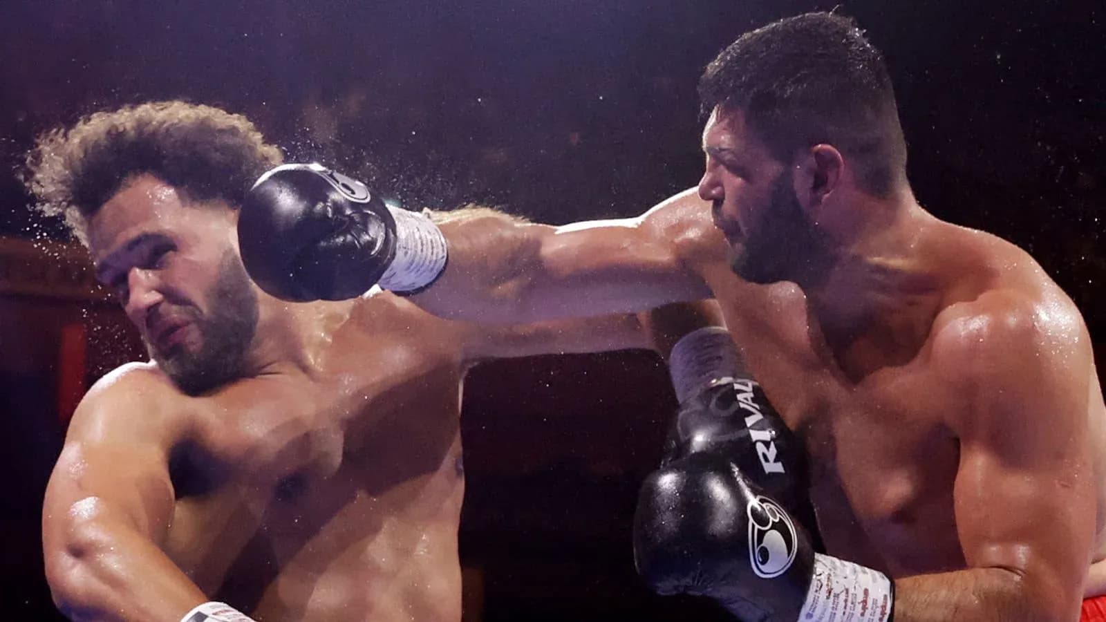 Boxeadores intercambiando golpes en el ring