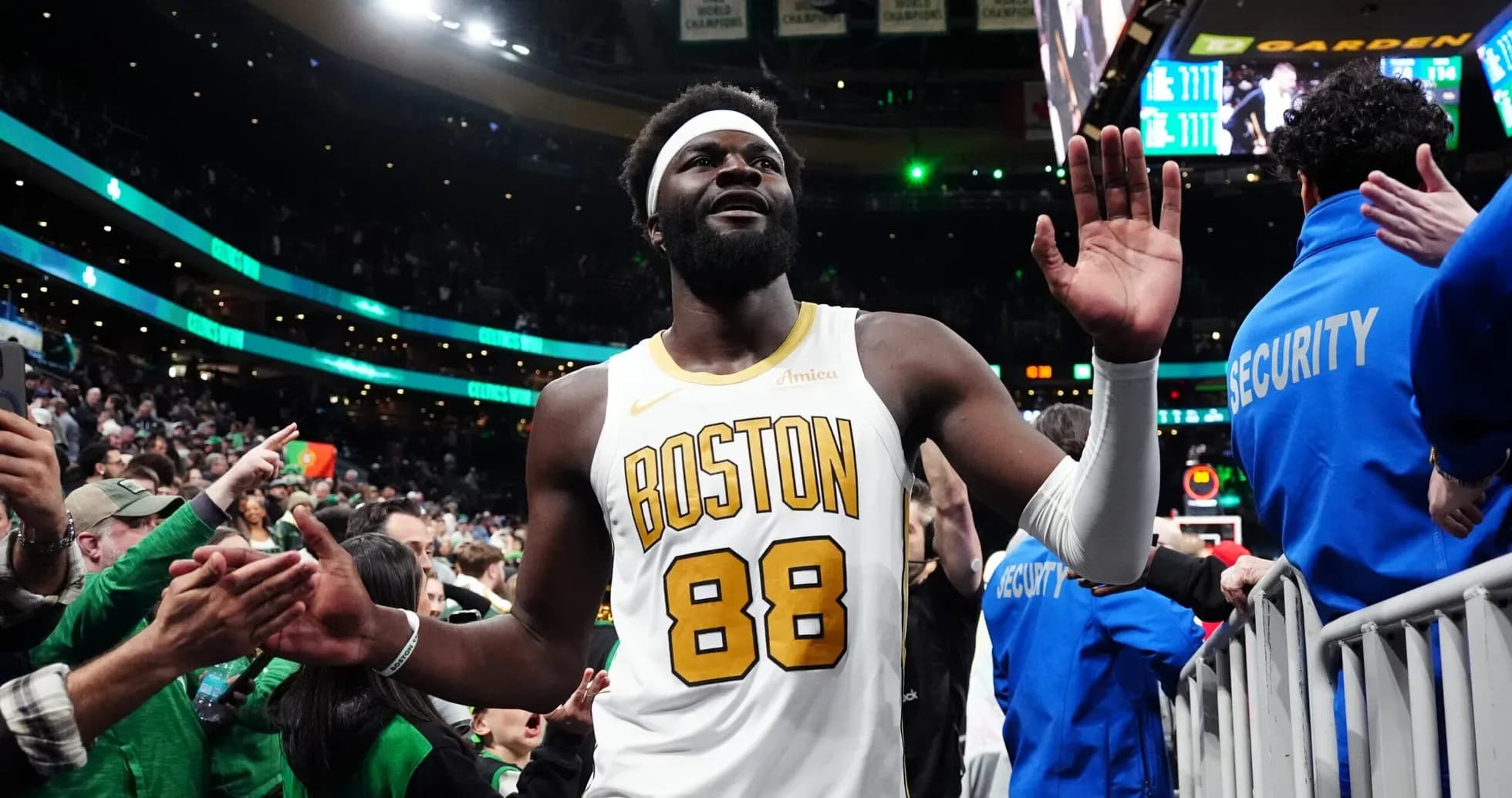 Jugador de los Boston Celtics saludando a la afición