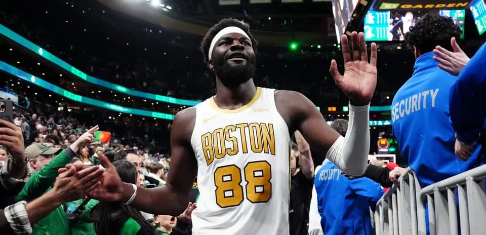 Jugador de los Boston Celtics saludando a la afición