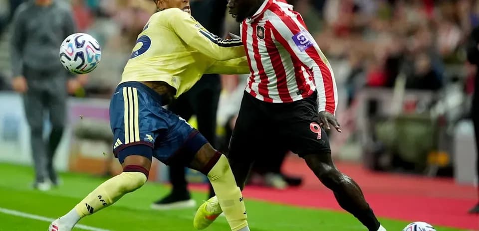 Jugadores luchando por el balón durante un partido