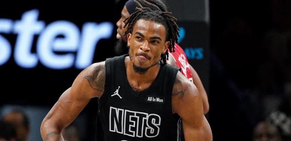 Jugador de los Nets celebrando en la cancha