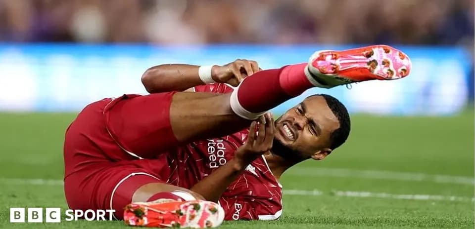 Jugador de Liverpool en el suelo con una lesión