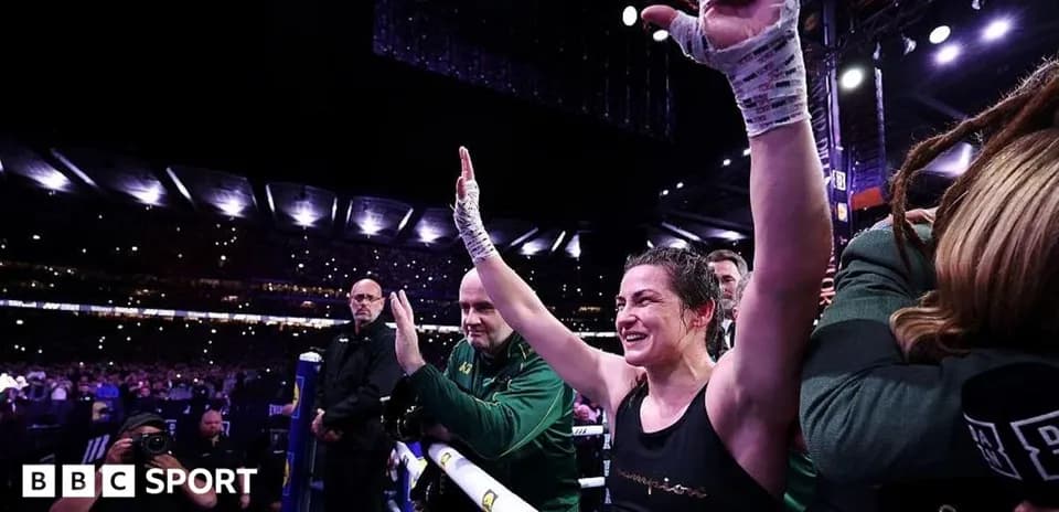 Boxeadora celebrando en el ring después de la pelea