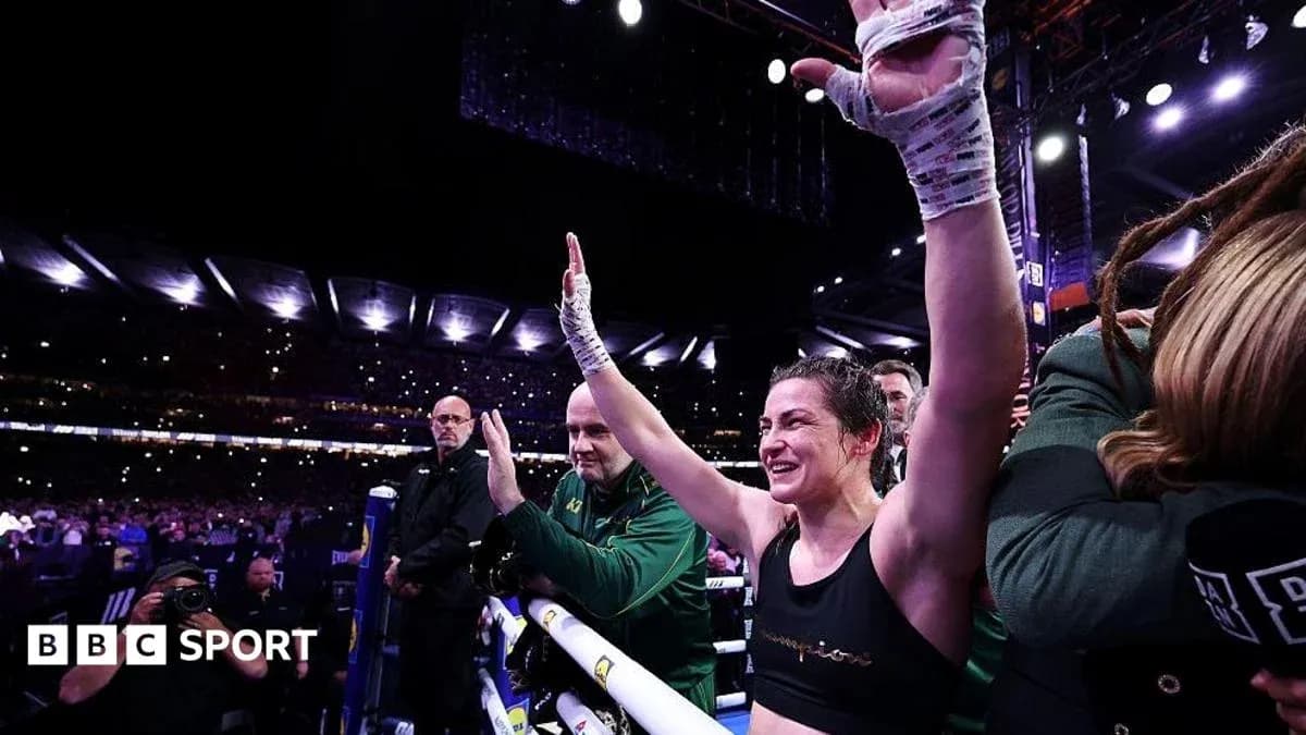 Boxeadora celebrando en el ring después de la pelea