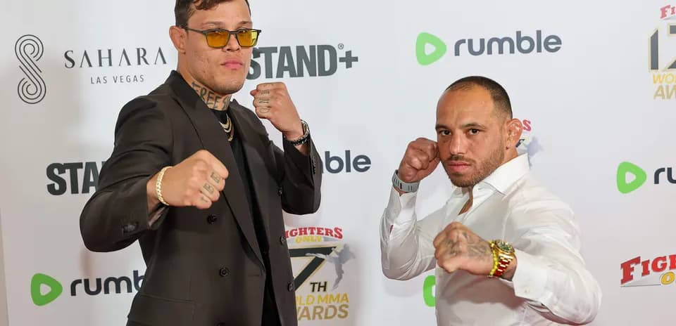 Dos peleadores posando en evento de MMA