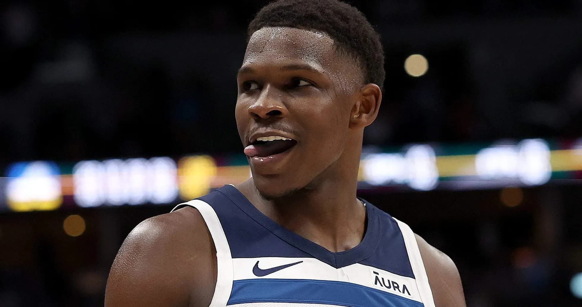 Jugador sonriendo durante un partido de baloncesto