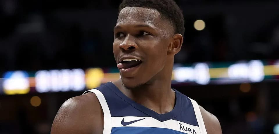 Jugador sonriendo durante un partido de baloncesto