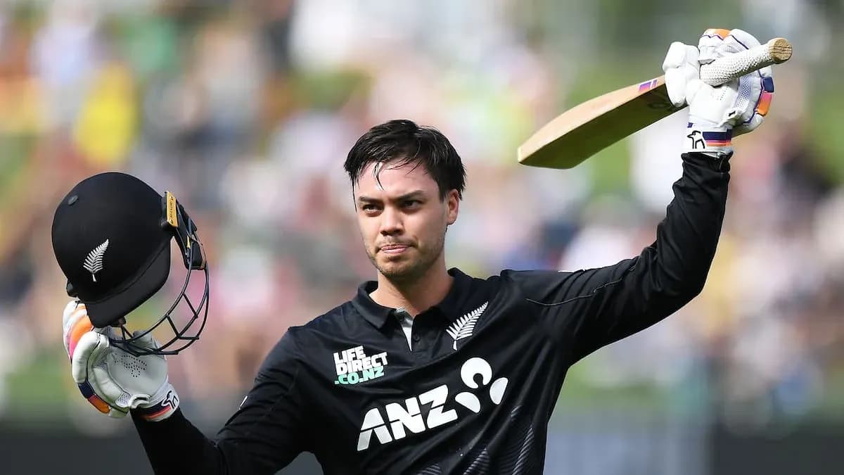 Jugador de cricket levantando su bate y casco