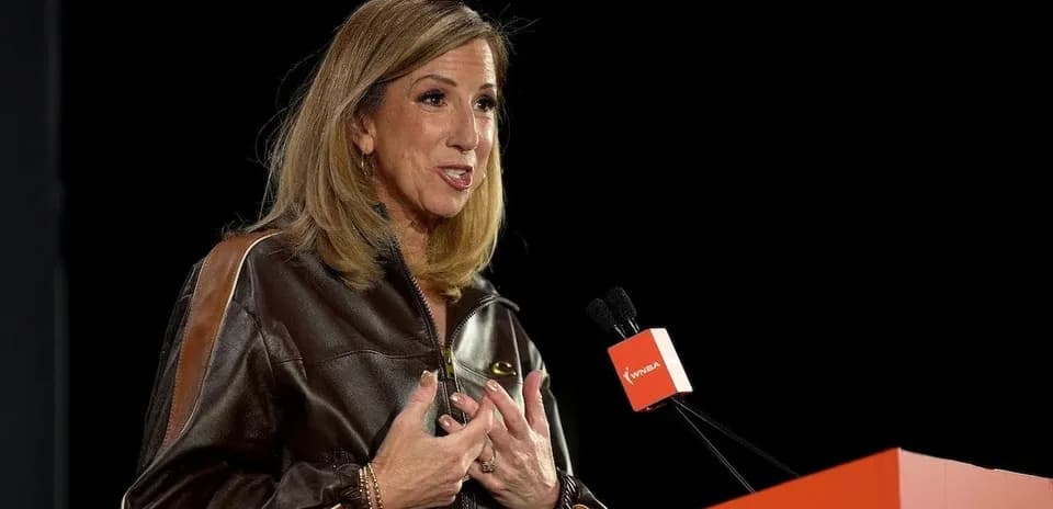 Mujer hablando en un podio de conferencia