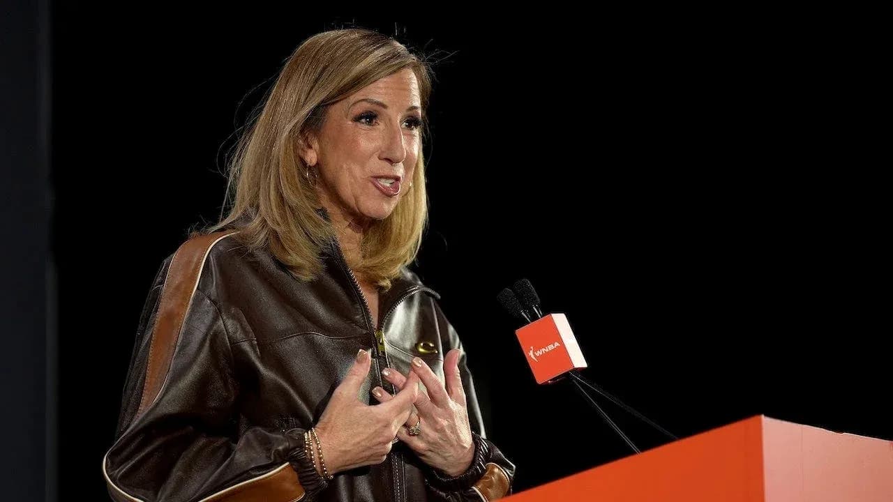 Mujer hablando en un podio de conferencia