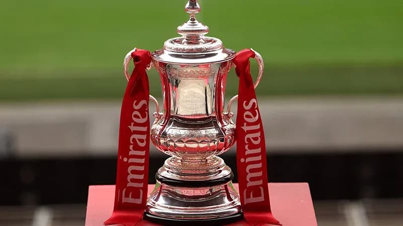 Trofeo de la FA Cup con cintas rojas