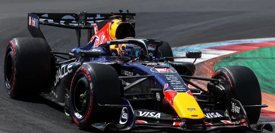 Coche de F1 de Red Bull en curva durante carrera