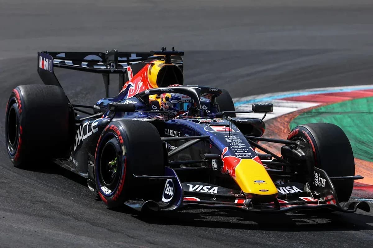 Coche de F1 de Red Bull en curva durante carrera