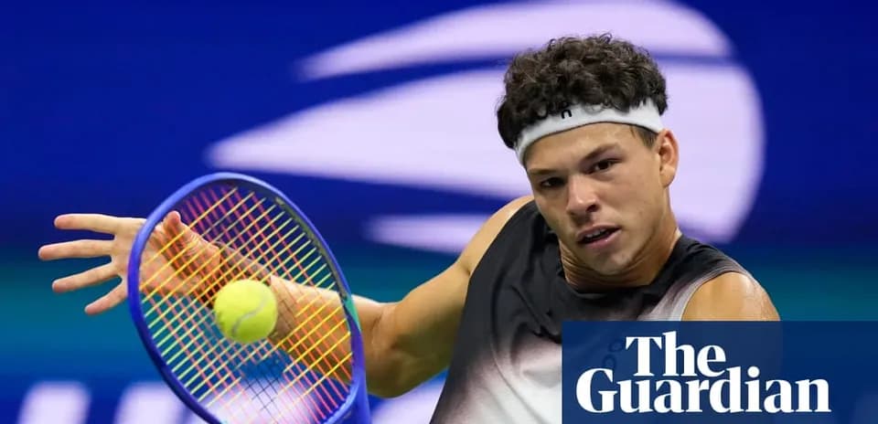 Jugador de tenis golpeando una pelota en un partido