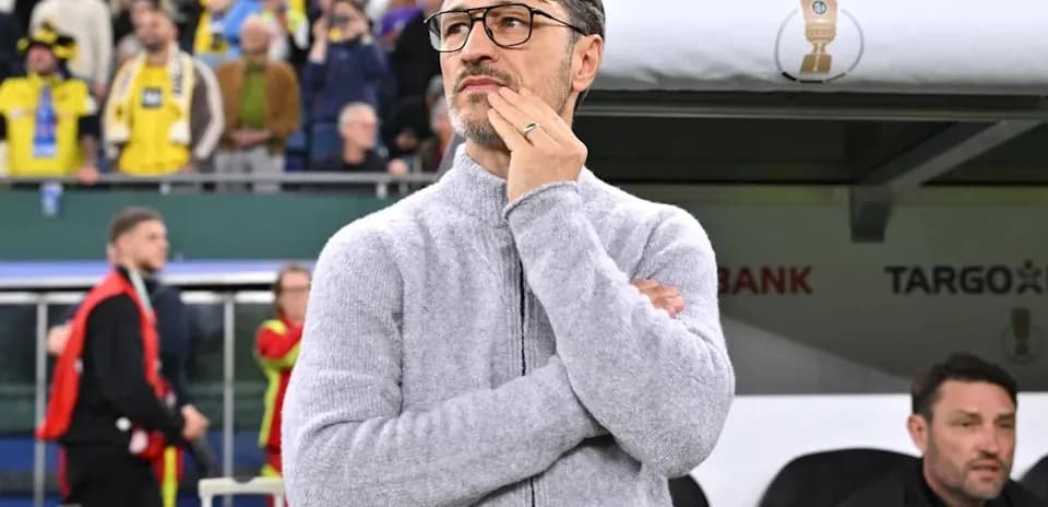 Entrenador observando el partido desde la banda