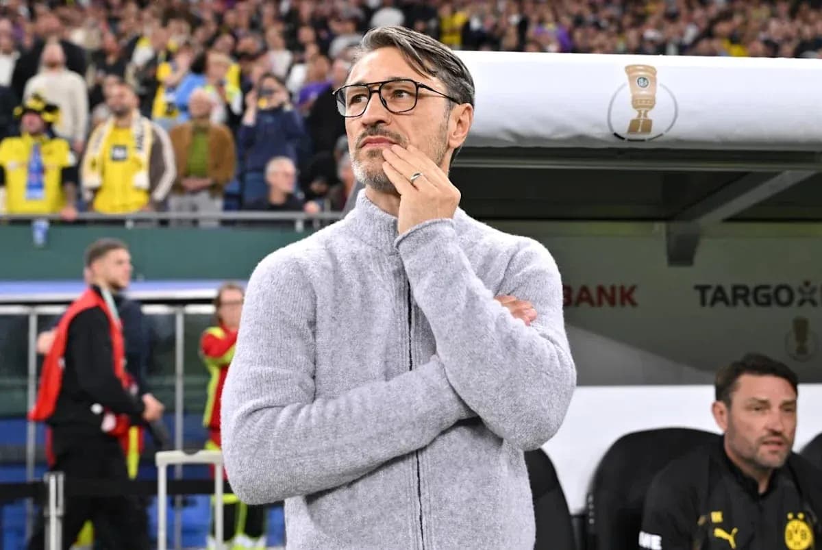 Entrenador observando el partido desde la banda