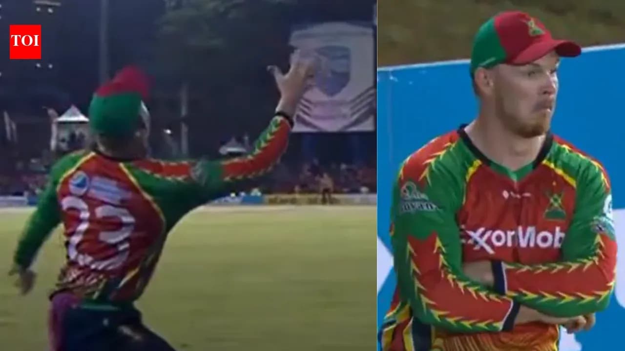 Jugador lanzando la pelota durante un partido de cricket