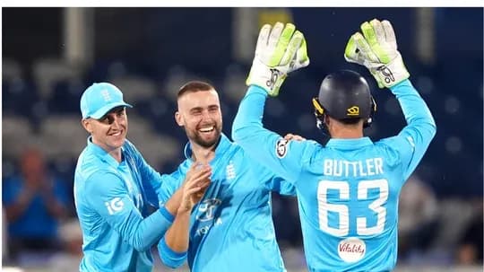 Jugadores de Inglaterra celebrando una wicket en cricket