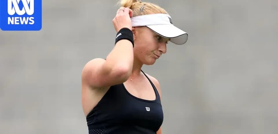 Jugadora de tenis con gorra, mirando hacia abajo